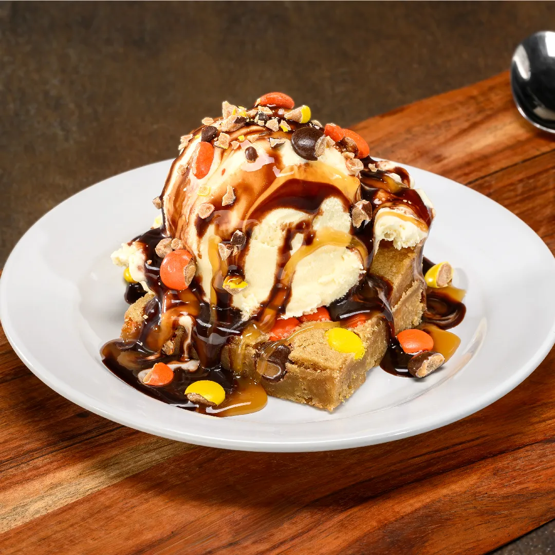 Reese’s peanut butter blondie dessert with toppings